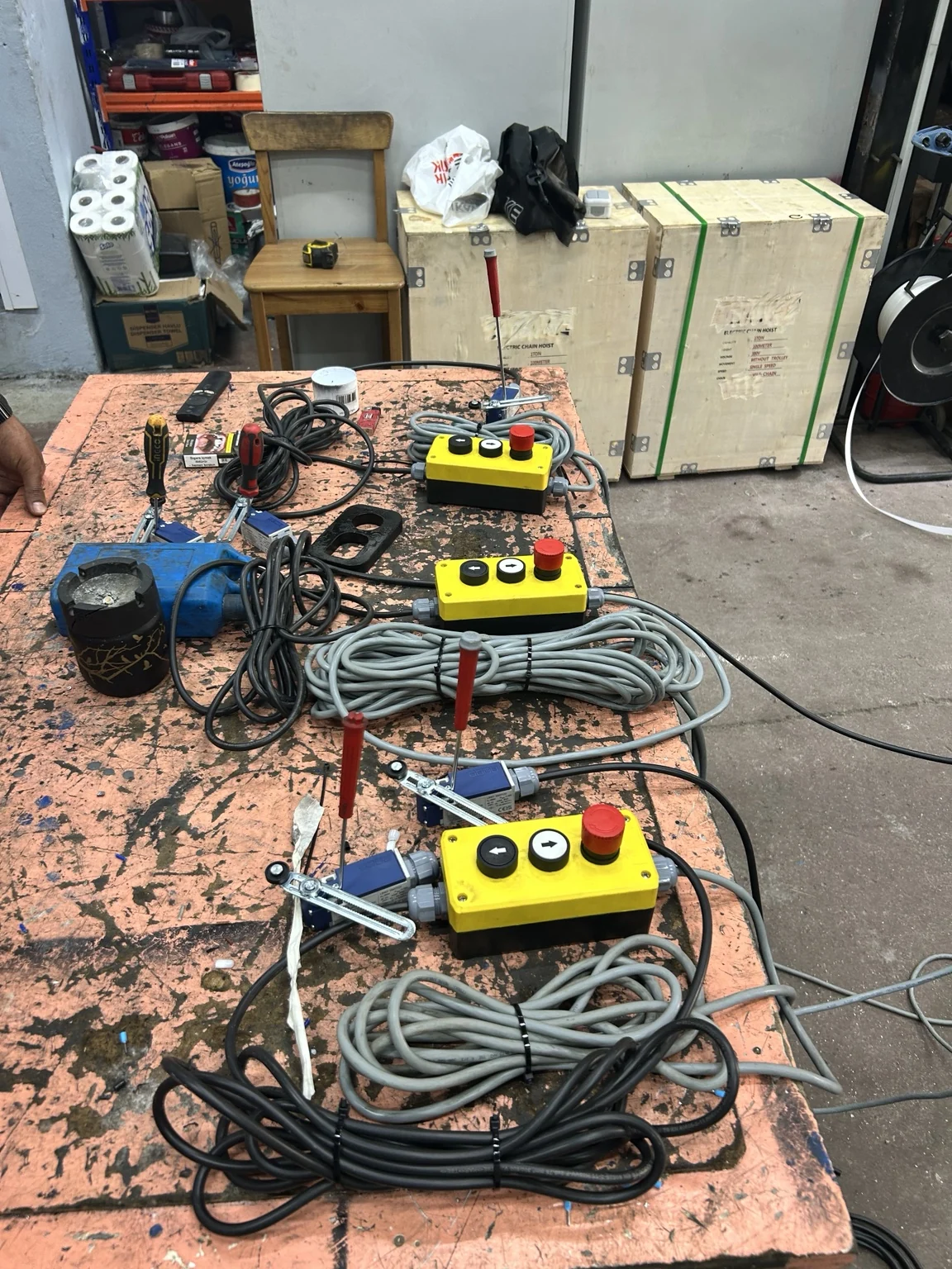 Üç duraklı yük asansörü kumanda butonları ve limit switchleri
