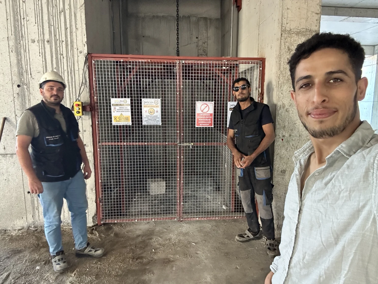 Turyap İnşaat yük asansörü güvenlik kapısı önünde ekip